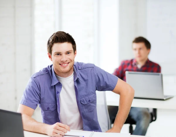 Ler student med laptop på skolan — Stockfoto