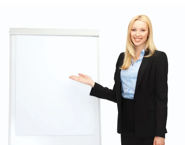 Femme d'affaires avec tableau à feuilles mobiles au bureau — Photo