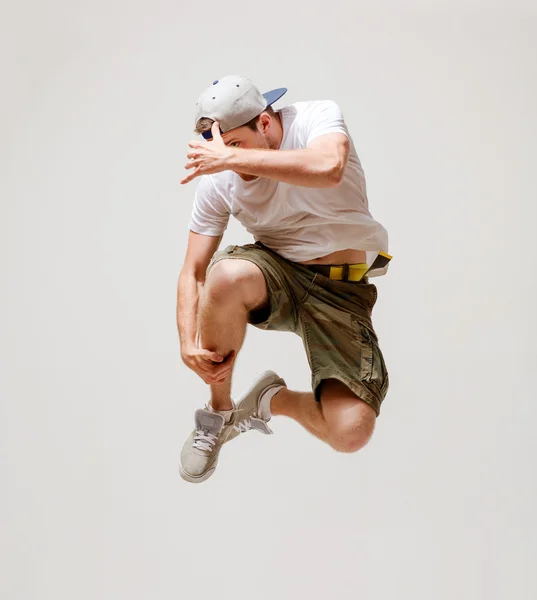 Male dancer jumping in the air — Stock Photo, Image