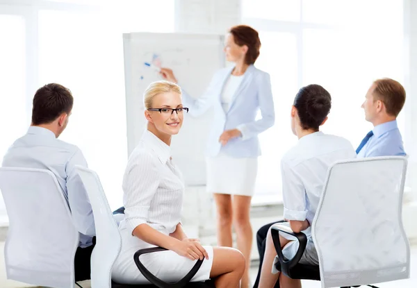 Geschäftsfrau bei Geschäftstreffen im Büro — Stockfoto