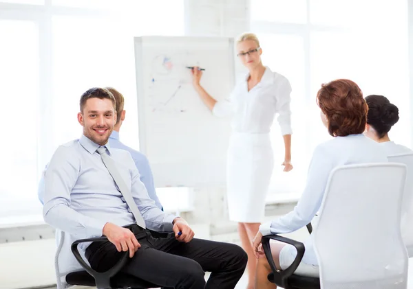 Empresario en reunión de negocios en la oficina — Foto de Stock