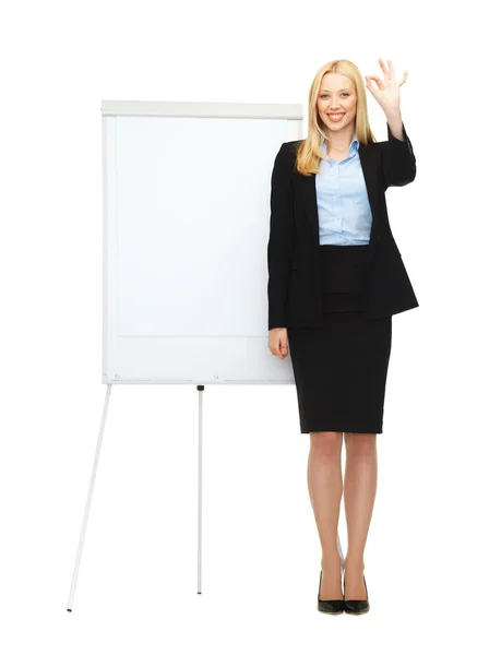 Geschäftsfrau mit Flipchart im Büro — Stockfoto