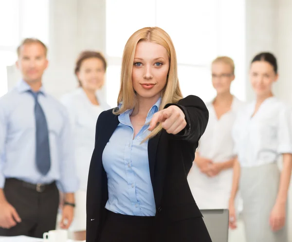 Geschäftsfrau zeigt mit dem Finger — Stockfoto