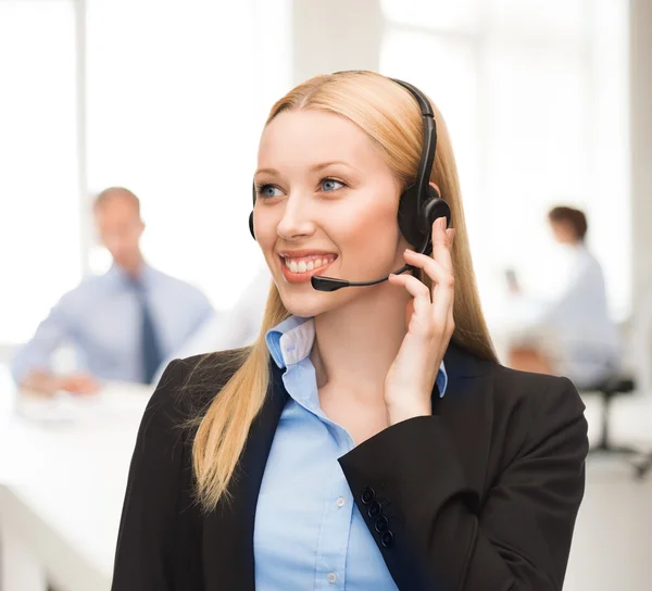 Helpline-Betreiber mit Kopfhörern im Call Center — Stockfoto