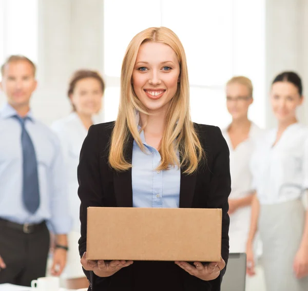 Femme d'affaires livrant boîte en carton — Photo