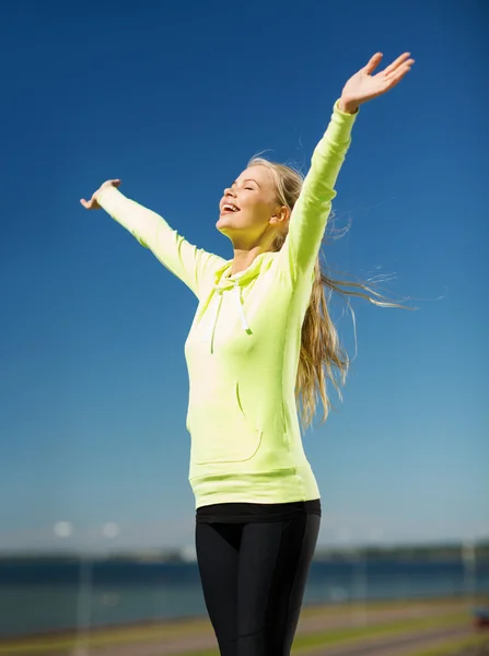 Vrouw doen buiten sport — Stockfoto