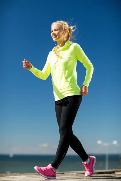 Vrouw doen buiten sport — Stockfoto