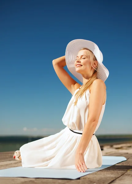 Bela mulher desfrutando de verão ao ar livre — Fotografia de Stock