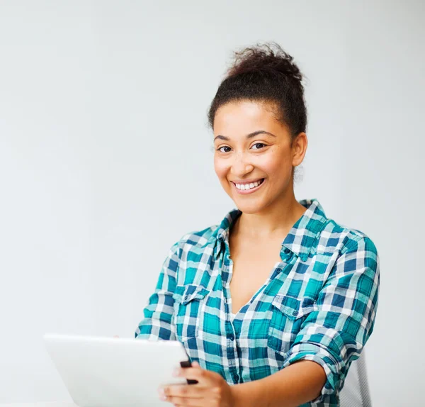 Estudiante chica con tableta pc —  Fotos de Stock