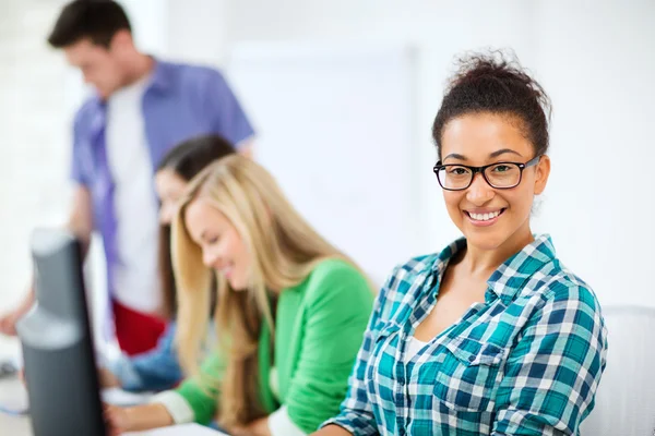 Student med datorn studera i skolan — Stockfoto