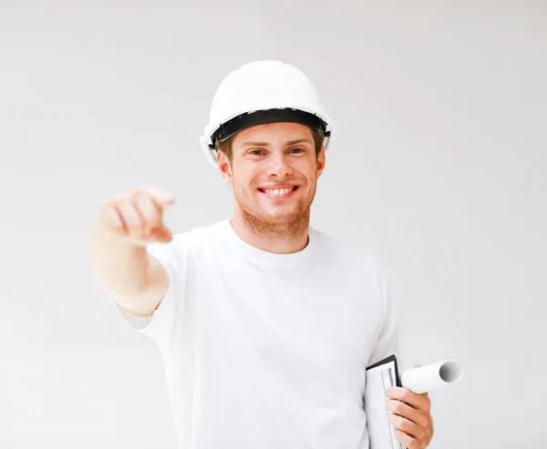 Arquiteto masculino no capacete apontando para você — Fotografia de Stock