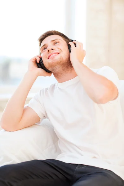 Man met koptelefoon die naar muziek luistert — Stockfoto