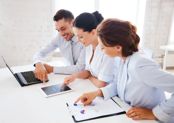 Business team, der arbejder i kontoret - Stock-foto