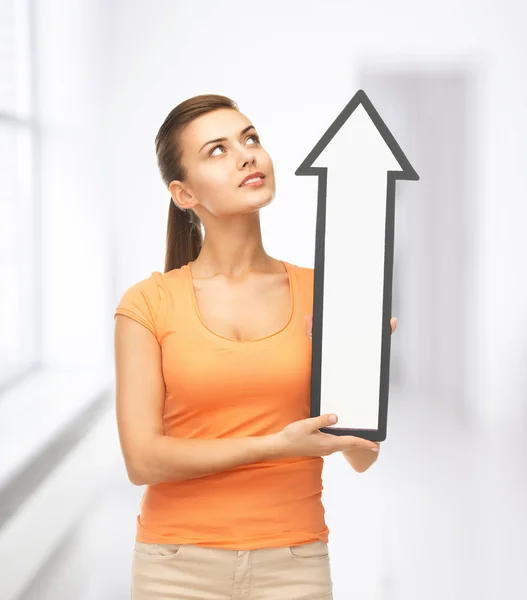 Mujer sonriente con signo de flecha de dirección — Foto de Stock