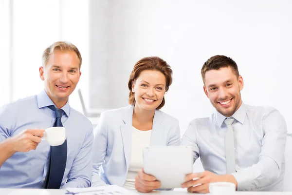 Verksamhet team att ha roligt med TabletPC i office — Stockfoto