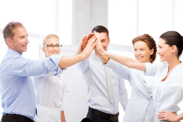 Equipo de negocios celebrando la victoria en el cargo — Foto de Stock