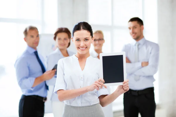 Femme d'affaires avec tablette PC dans le bureau — Photo