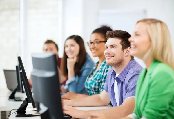 Estudiantes con computadoras estudiando en la escuela — Foto de Stock