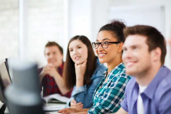 Estudiantes con computadoras estudiando en la escuela — Foto de Stock