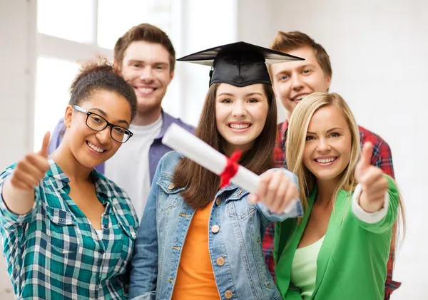 Schülerin mit Abschlussmütze und Diplom — Stockfoto