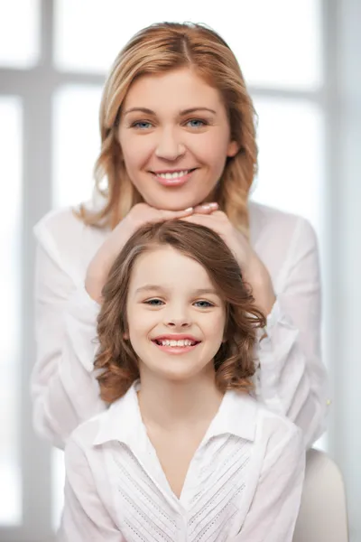 Mãe e filha felizes — Fotografia de Stock