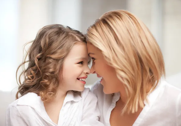 Moeder en dochter knuffelen — Stockfoto