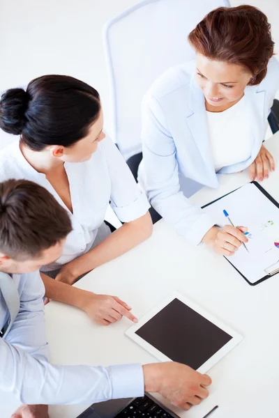 Business team in discussione in ufficio — Foto Stock