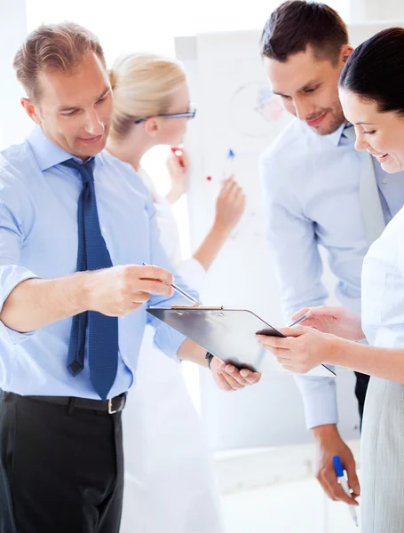 Business team in discussione in ufficio — Foto Stock