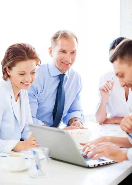 Affärsman med team på mötet i office — Stockfoto