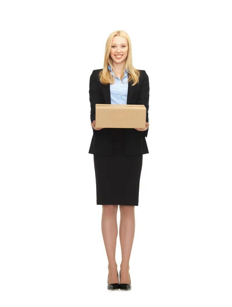 Empresária entregando caixa de papelão — Fotografia de Stock
