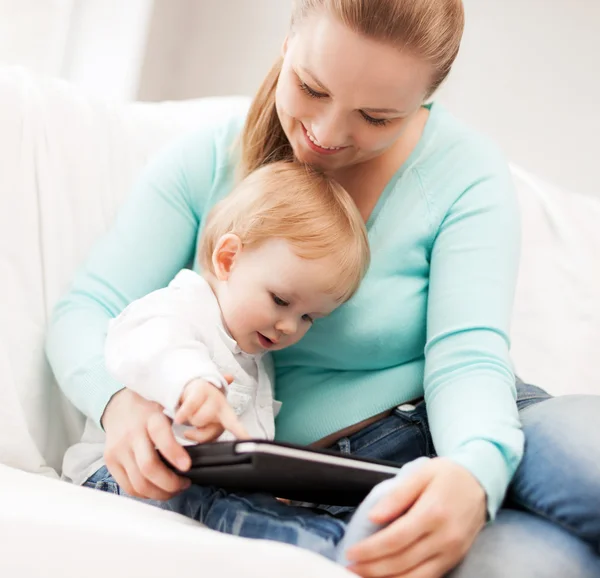 Mère et adorable bébé avec tablette pc — Photo