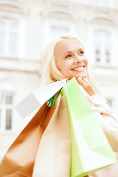 Mulher com sacos de compras em ctiy — Fotografia de Stock