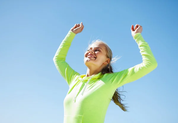 Vrouw loper vieren overwinning — Stockfoto