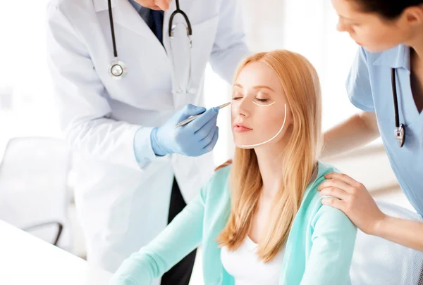 Male plastic surgeon with patient — Stock Photo, Image