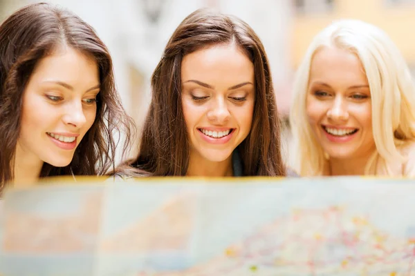Mooie meisjes op zoek naar toeristische kaart in stad — Stockfoto