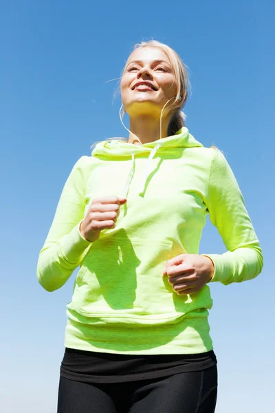 Femme faisant courir à l'extérieur — Photo