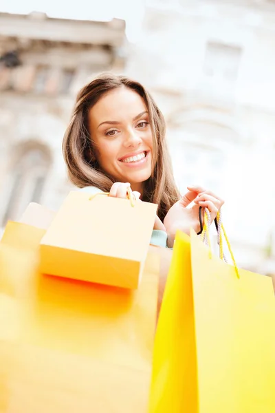 Femme avec des sacs à provisions dans ctiy — Photo