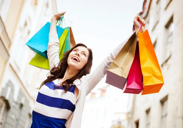 Mulher com sacos de compras em ctiy — Fotografia de Stock