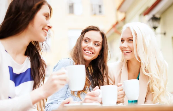 Meninas bonitas bebendo café no café — Fotografia de Stock