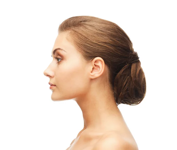 Ansikte av kvinna med vackra frisyr — Stockfoto