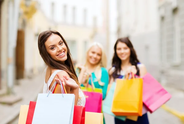 Mädchen mit Einkaufstüten in der Hand — Stockfoto