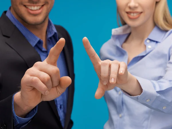 Man en vrouw handen op iets te wijzen — Stockfoto