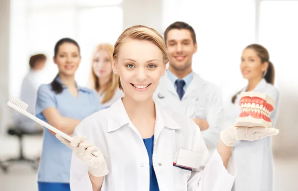 Médecin avec brosse à dents et mâchoires — Photo