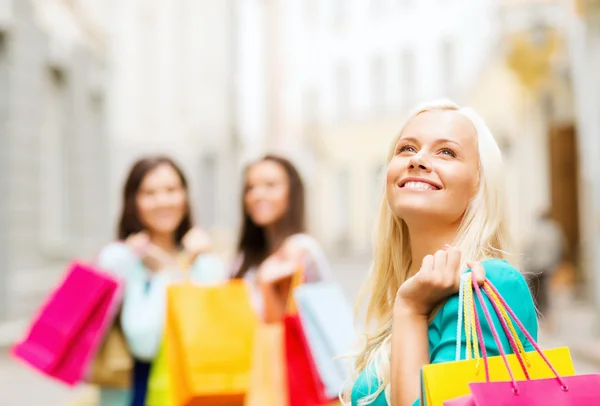 Mädchen mit Einkaufstüten in der Hand — Stockfoto