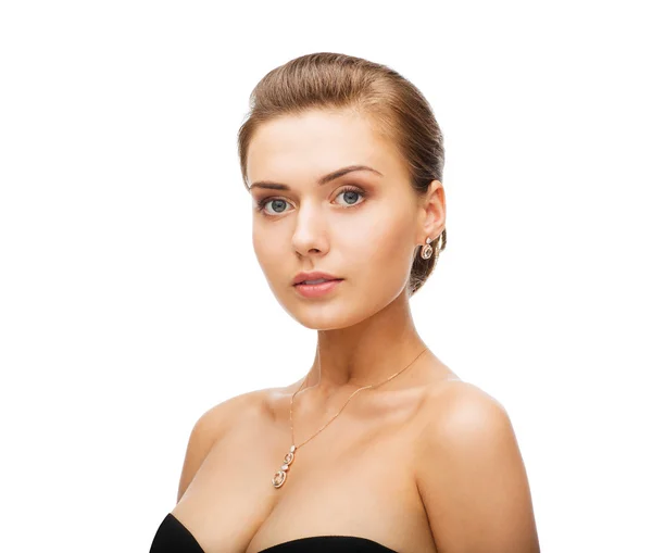 Donna che indossa orecchini di diamanti lucidi — Foto Stock