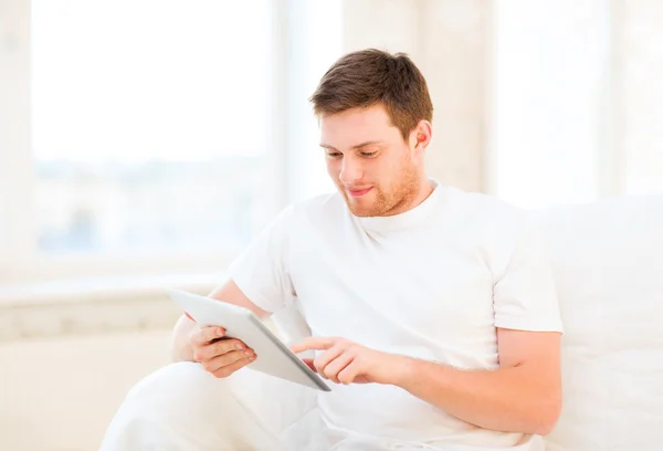 Mężczyzna pracujący z komputera typu tablet w domu — Zdjęcie stockowe