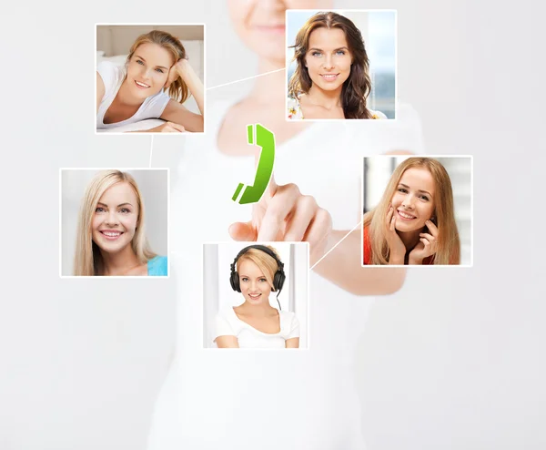 Frau mit virtuellem Bildschirm und Kontaktsymbolen — Stockfoto