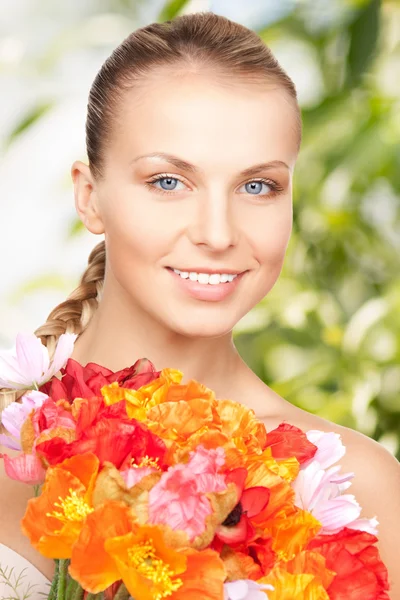 Fiatal nő virágcsokorral — Stock Fotó