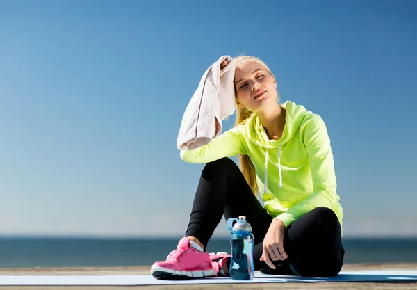 Vrouw rusten na het doen van sport buitenshuis — Stockfoto
