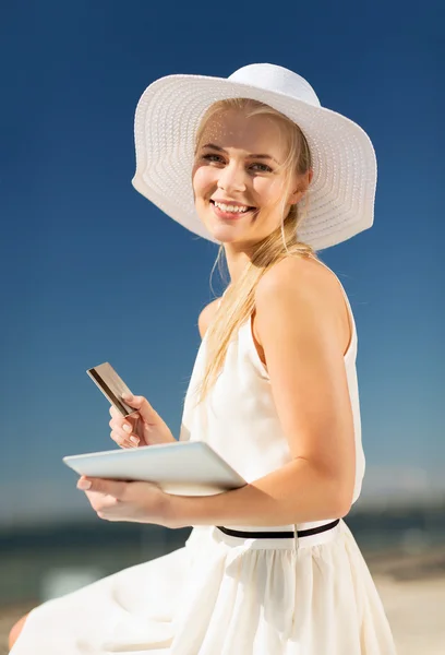 Mulher de chapéu fazendo compras online ao ar livre — Fotografia de Stock